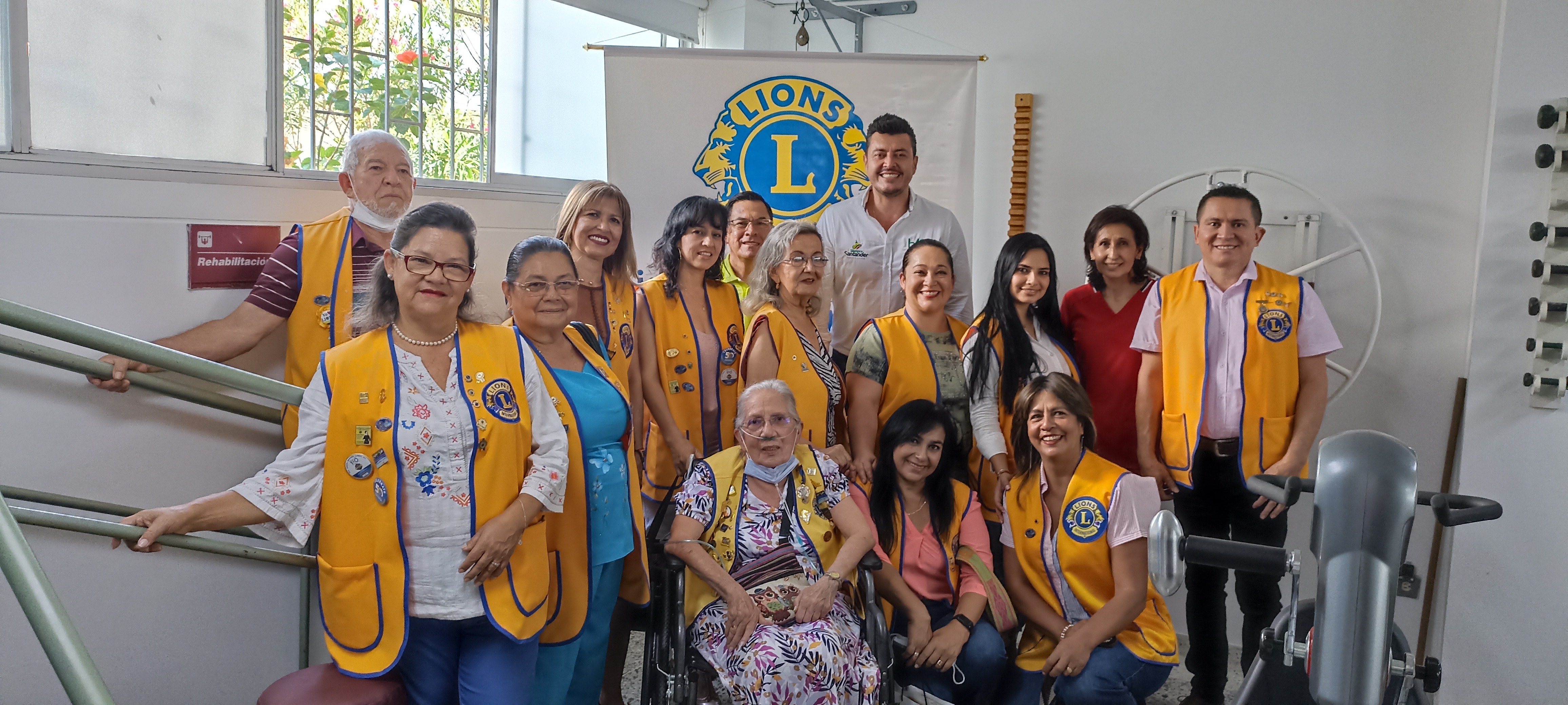 imagen directivos club de leones monarca y gerente hospital manuela beltran